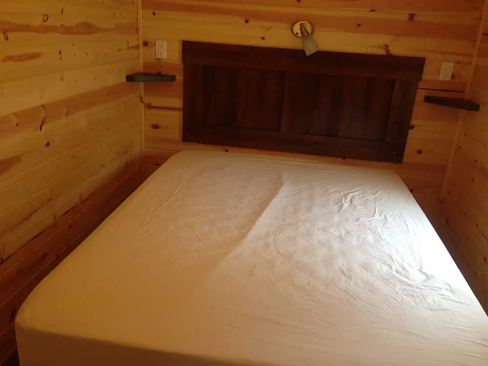 Cottage-Bed-master-bedroom