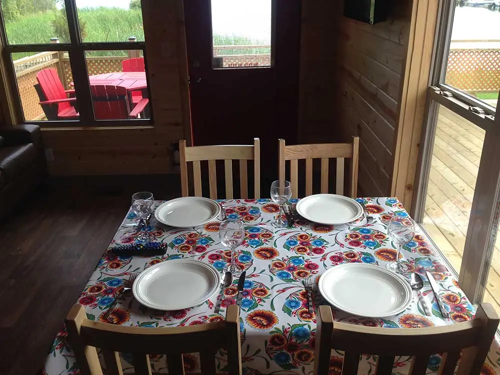 Cottage-Kitchen-Table